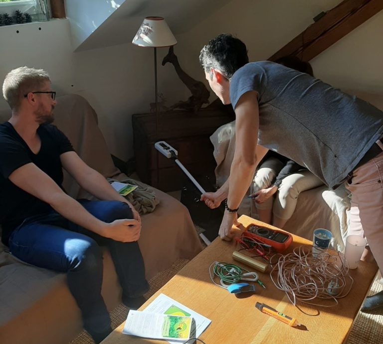 Mesure du champ électrique basse fréquence émis par une lampe dans un salon, près d’Annecy